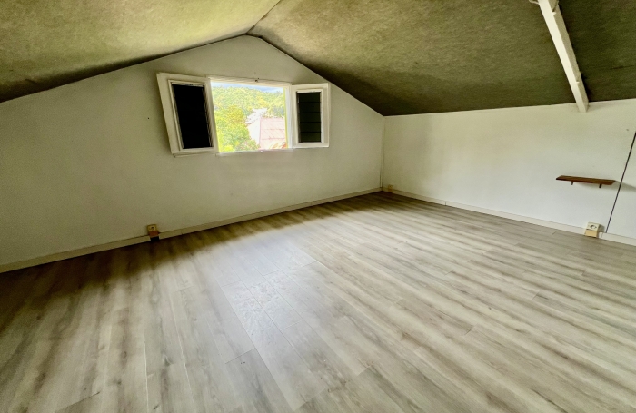 ENTRE DEUX 97414 - VILLA FONCTIONNELLE + BUNGALOW - VASTE TERRAIN ARBORE - CADRE VERDOYANT