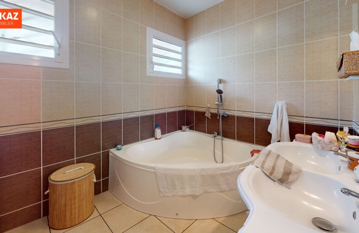 Vente Appartement 81.85m&sup2; 4 pi&egrave;ces Saint Gilles Les Hauts