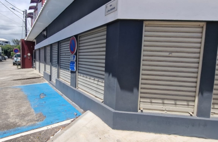 LOCAL COMMERCIAL OU PROFESSIONNEL - A LOUER - CENTRE DE SAINT-PIERRE DE 200M2 - DISPONIBLE DE SUITE