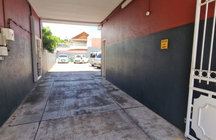 LOCAL COMMERCIAL OU PROFESSIONNEL - A LOUER - CENTRE DE SAINT-PIERRE DE 200M2 - DISPONIBLE DE SUITE