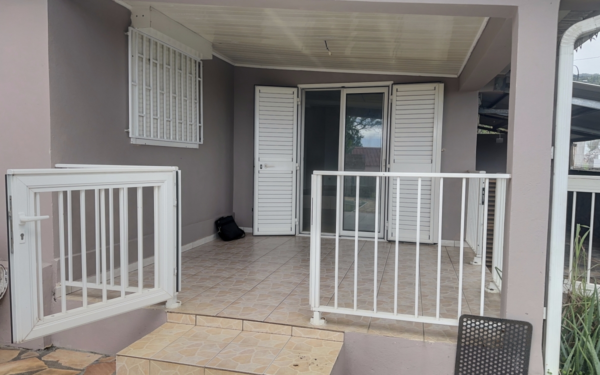 MAISON VILLE T3 AVEC PISCINE