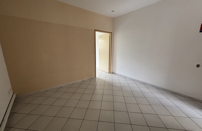 &Agrave; LOUER LOCAL - TAMPON