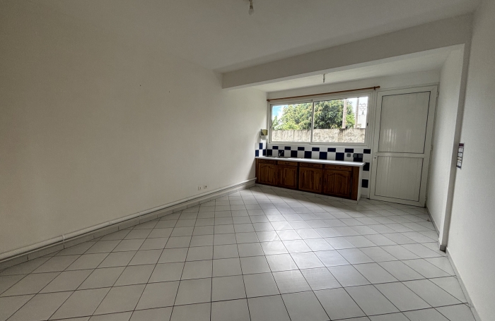 &Agrave; LOUER LOCAUX - TAMPON