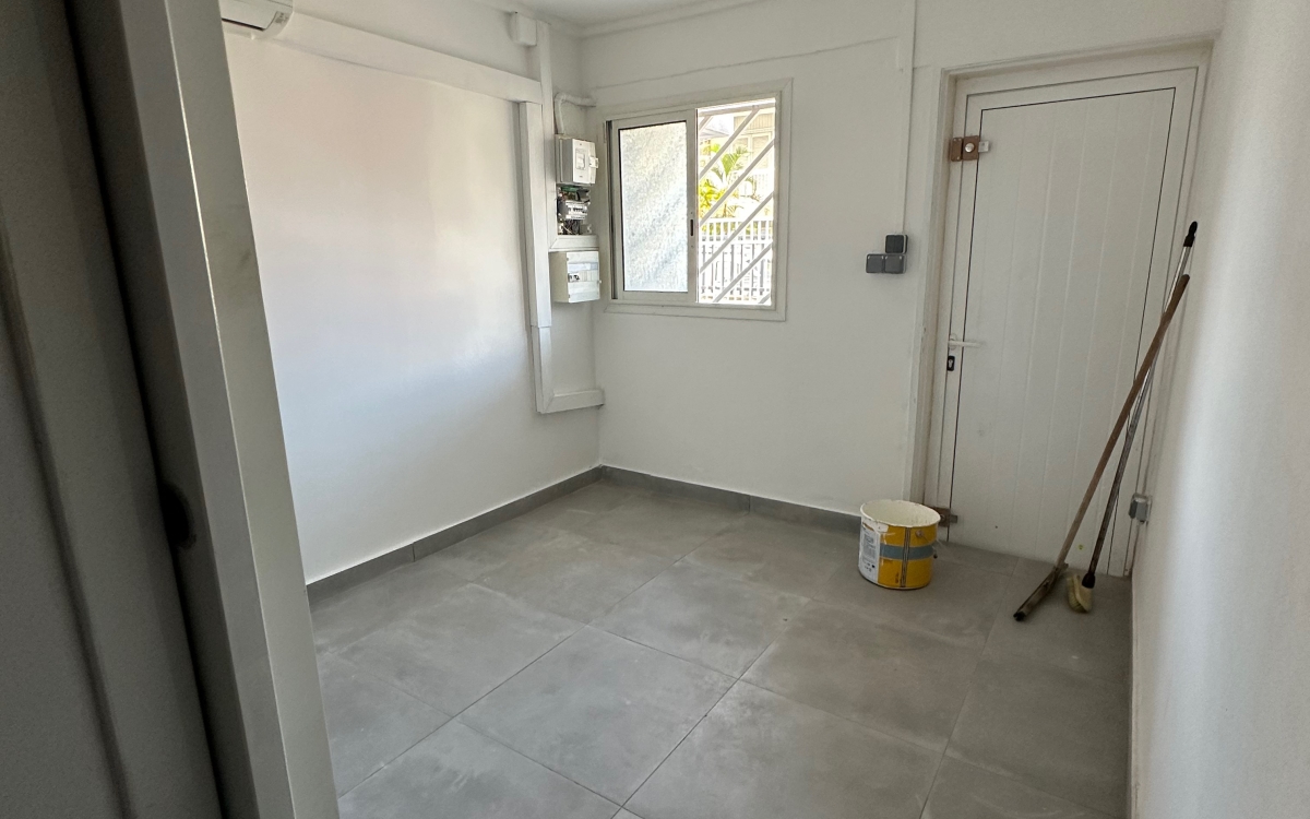 LOCAL PROFESSIONNEL 91m2 