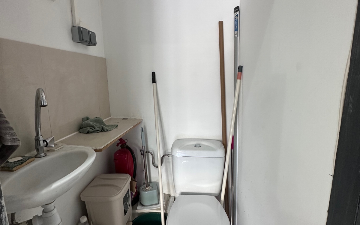 ST GILLES PLACE DU MARCHE LOCAL COMMERCIAL