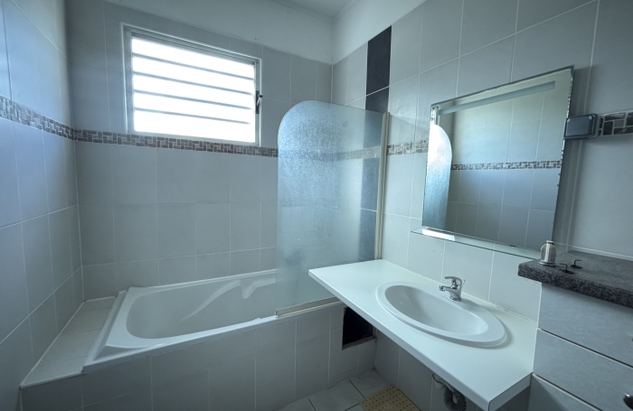 &Agrave; LOUER VILLA T6 - SAINT-PIERRE