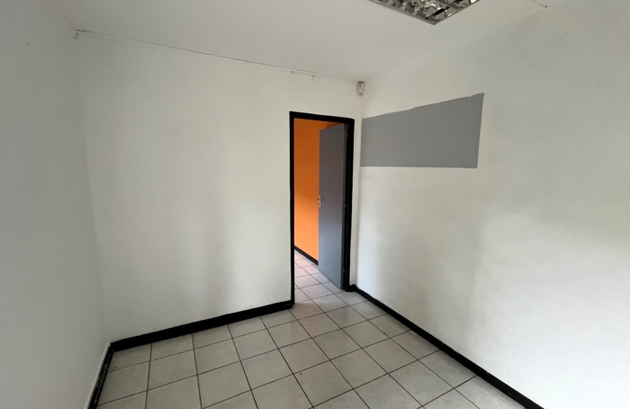 Local professionnel et commercial 67 m2 secteur Moufia proche boulevard Sud