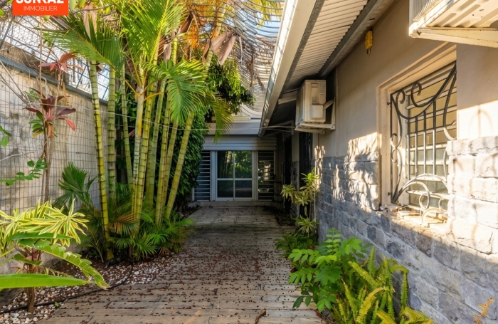 Location Maison 230m&sup2; 8 pi&egrave;ces Saint-Pierre
