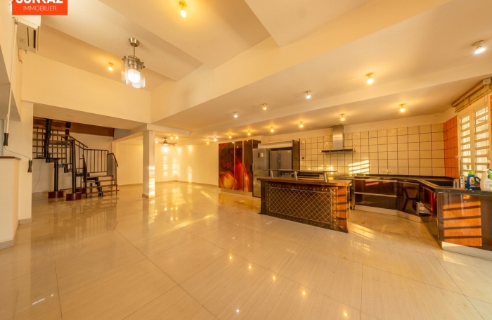Location Maison 230m&sup2; 8 pi&egrave;ces Saint-Pierre