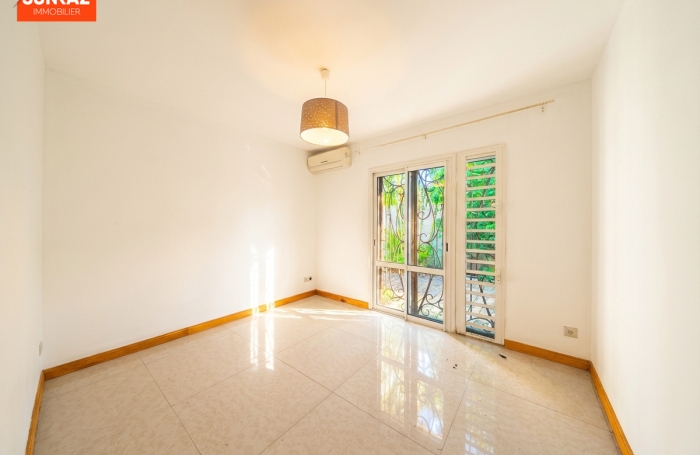 Location Maison 230m&sup2; 8 pi&egrave;ces Saint-Pierre