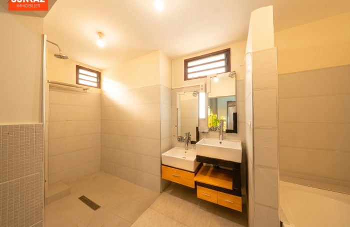 Location Maison 230m&sup2; 8 pi&egrave;ces Saint-Pierre