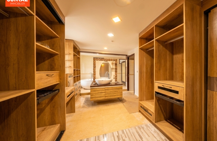 Location Maison 230m&sup2; 8 pi&egrave;ces Saint-Pierre