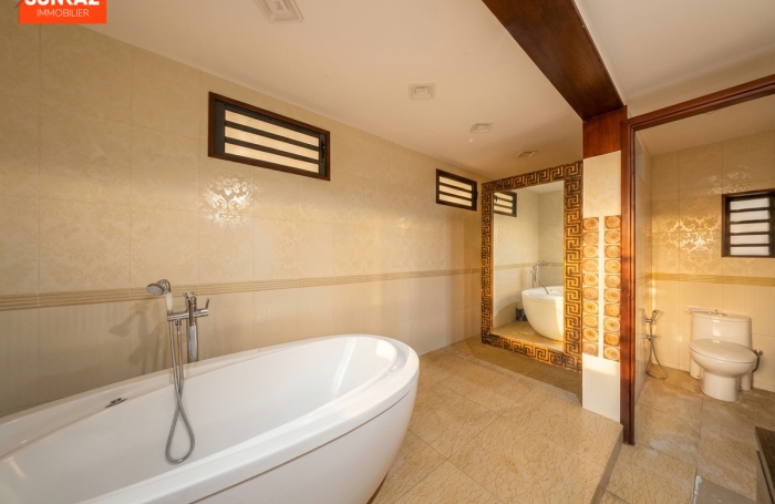 Location Maison 230m&sup2; 8 pi&egrave;ces Saint-Pierre