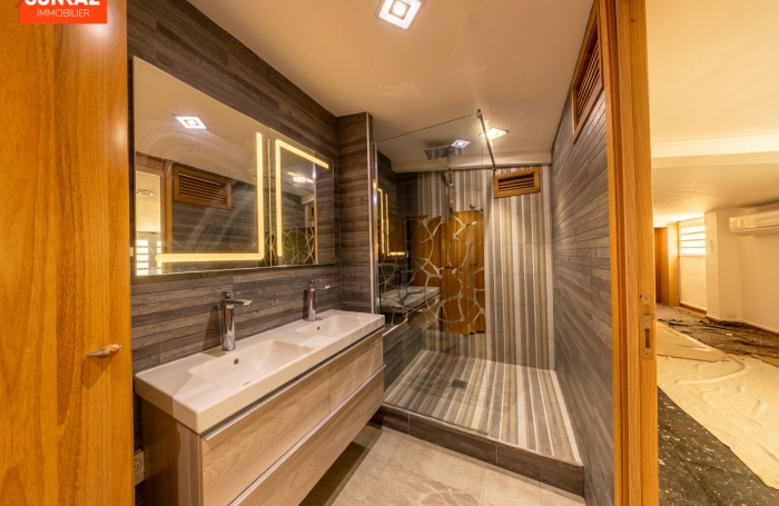 Location Maison 230m&sup2; 8 pi&egrave;ces Saint-Pierre