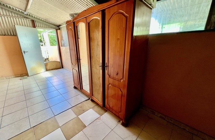 SAINT PIERRE 97410 - VILLA &Agrave; &Eacute;TAGE -  FORT POTENTIEL - TRAVAUX &Agrave; PR&Eacute;VOIR - VARANGUE FERM&Eacute;E